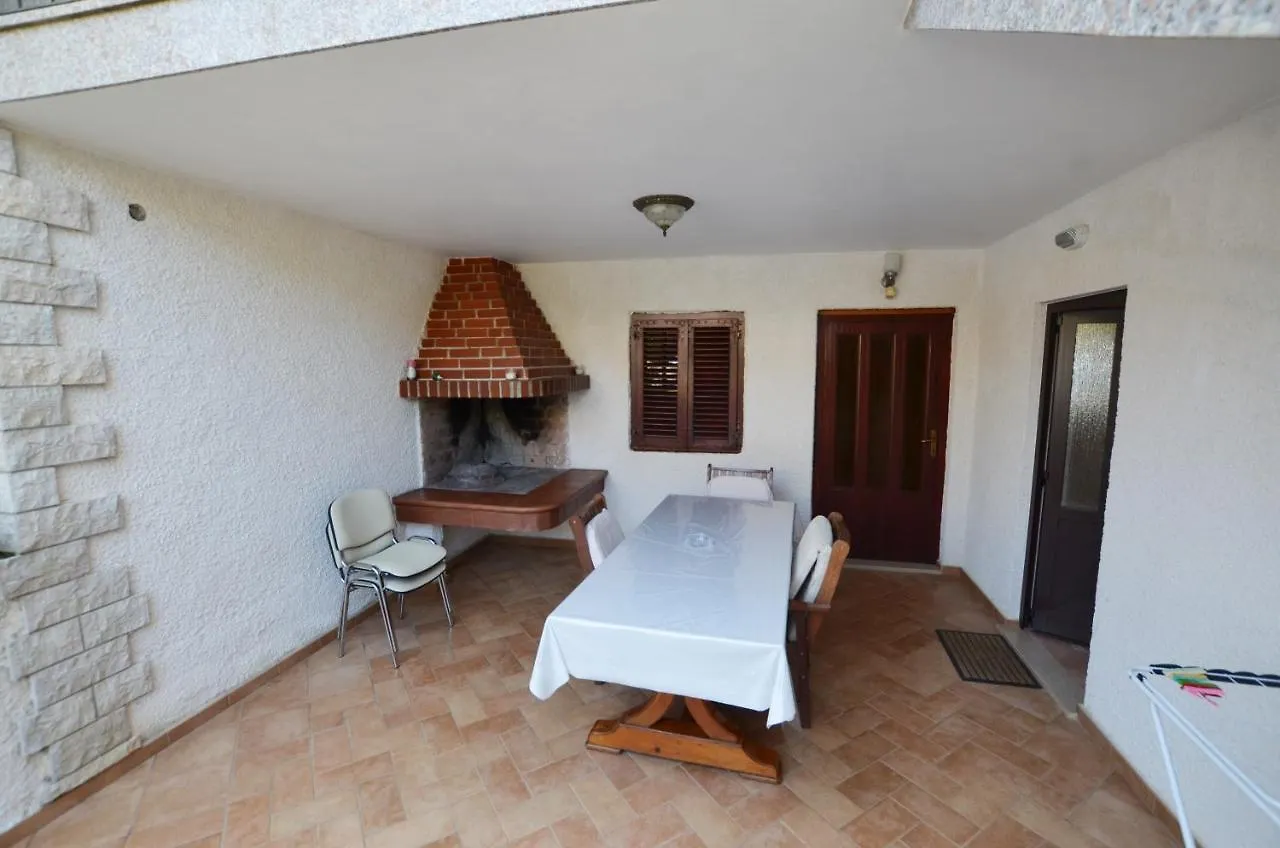 Jela Rooms And Studio Ρόβινι 0*,